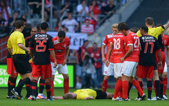 Árbitro Christian Fischer pretende apresentar queixa contra Luisão