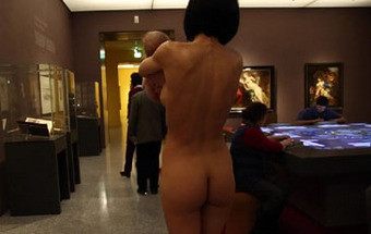 Artista passeia nua por museu