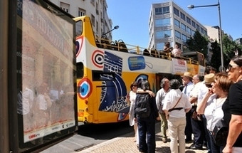 Artistas espalham cartazes pela cidade para ajudarem a AMI