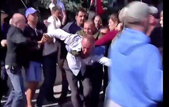 Ativistas ucranianos andam a atirar políticos para o lixo
