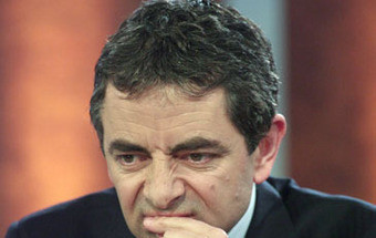 Ator Rowan Atkinson hospitalizado depois de acidente com McLaren