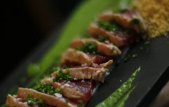 Atum com mandioca, espinafres e amêndoas