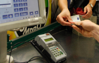 Auchan admite vir a limitar pagamentos com cartão