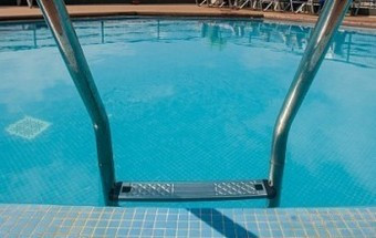 Aulas na piscina em troca da doação de bens