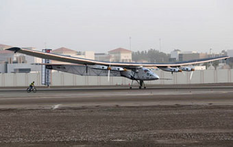 Avião solar descola de Abu Dhabi para primeira volta ao mundo sem combustível 12