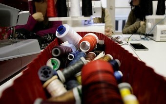 Avós transformam fronhas em vestidos para meninas carenciadas