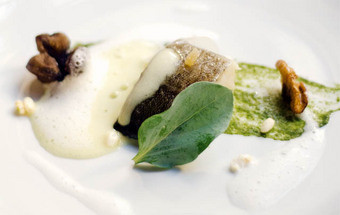 Bacalhau a baixa temperatura, esparregado de 'wakame', arroz com açafrão e gengibre