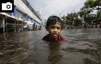 Banguecoque a braços com toneladas de lixo e água contaminada (FOTOS) 15