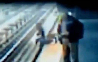 Bebé sobreviveu a uma queda na linha do metro de Filadélfia