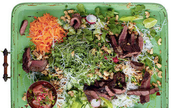 Bife asiático tostado, salada suprema de noodles & molho de gengibre