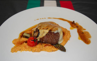 Bife do lombo com polenta e próvola