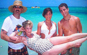 Blogue reúne as fotos de família mais insólitas da Internet
