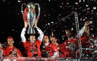 Bola do jogo do título leiloada por instituição de solidariedade