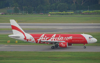 Buscas pelo avião da AirAsia suspensas