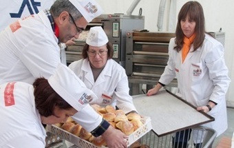 CAIS celebra com distribuição gratuita de pão