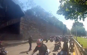 Câmara no capacete filma acidente, perseguição e agressão de motards a condutor