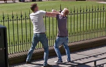 Câmaras do Google Street View captam cena de pancadaria no meio da rua