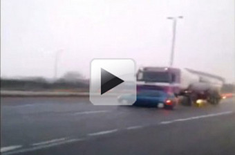 Camião arrasta carro na auto-estrada sem abrandar