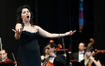 Cantora de ópera impedida de cantar devido a flatulência