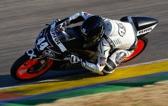 Capacete de piloto ajuda instituição