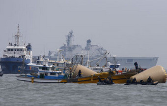 Capitão e tripulação de ferry sul-coreano insultados à porta do tribunal