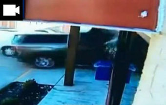 Carro "invade" loja de conveniência