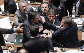 Cena de pancadaria no Parlamento italiano