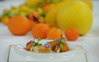 Cenouras da Quinta do Poial glaceado com seu sumo perfumado com galanga, puré kucle-cenouras