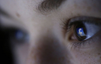 Centenas assistem no centro de Belfast a luta combinada no Facebook