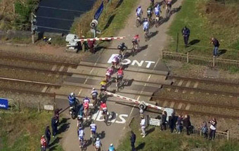 Ciclistas arriscam a vida ao ignorar comboio em França