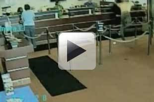 Cliente salta sobre ladrão e impede assalto (COM VÍDEO)