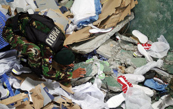 Colapso de teto de fábrica de sapatos no Cambodja faz pelo menos um morto 5