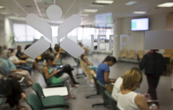Como o desemprego de longa duração afeta a personalidade