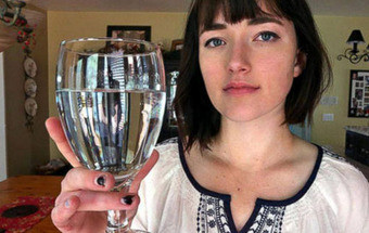 Conheça a adolescente norte-americana alérgica à água