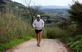 Conheça o homem que está a dar a volta ao mundo a correr 24