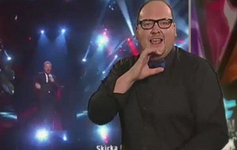 Conheça o intérprete de língua gestual mais empenhado do mundo