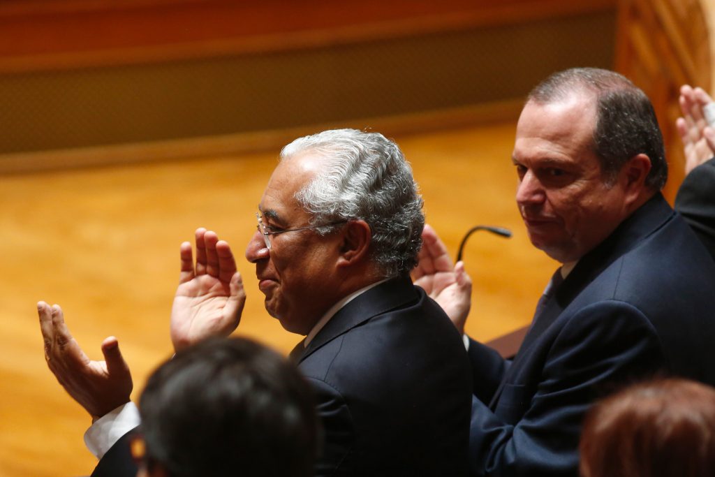 Costa decapita direção do grupo parlamentar