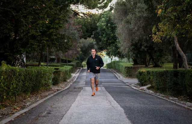 Cotrim de Figueiredo de "pernas ao léu" antes da maratona em "areias movediças"