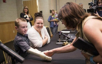 Criança sem braço recebe prótese criada por impressora 3D