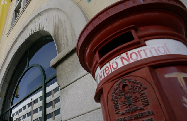 Crianças e idosos trocam cartas que fazem sorrir