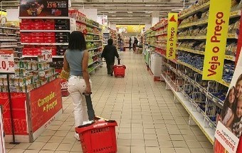 Cruz Vermelha promove recolha de alimentos em hipermercados