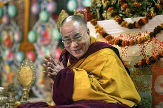 Dalai Lama acusa a China de ter morto "centenas de milhares de tibetanos"