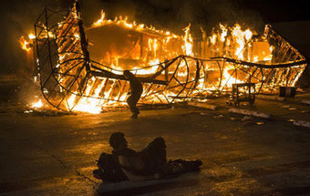 Decisão de não acusar polícia que matou jovem incendeia Ferguson