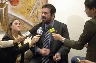 Deputado acusado de encomendar crimes para subir audiências