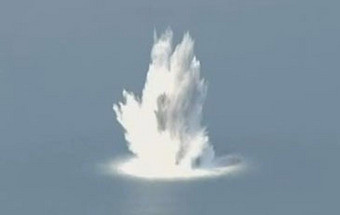 Detonação subaquática de mina da II Guerra Mundial resulta em imagens impressionantes à superfície