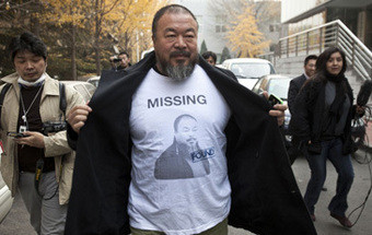 Dezenas de chineses despem-se para apoiar o artista plástico Ai Weiwei