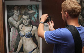 Diretora do museu onde quadros de Putin em lingerie foram expostos foi detida