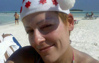 Divulgada foto de enfermeira italiana a posar sorridente junto a paciente morto