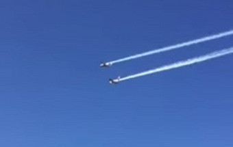 Dois aviões colidem e um dos pilotos morre em espetáculo aéreo em Itália