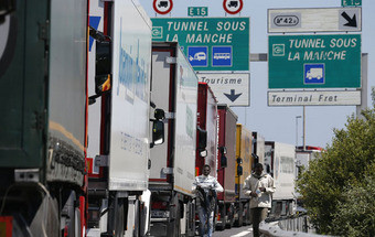 Doze migrantes intercetados em camião português em Calais